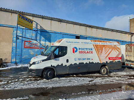 Izolace stropu dílny s hutním materiálem v Pardubickém kraji